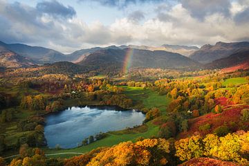 Lake Loughrigg Tarn met regenboog