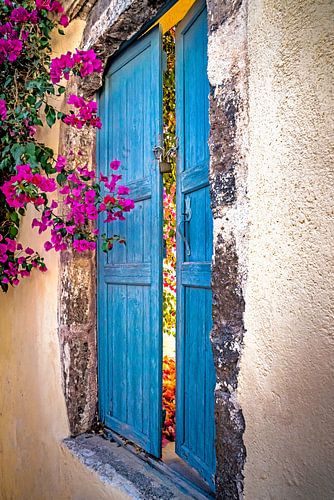 Doorkijk op santorini met prachtige bougainville bloemen