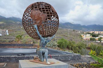 Atlas draagt de wereld op Tenerife van Minimalistiche reisfotografie by.Rieneke