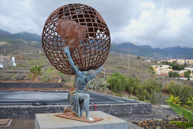 Atlas draagt de wereld op Tenerife van Minimalistiche reisfotografie by.Rieneke