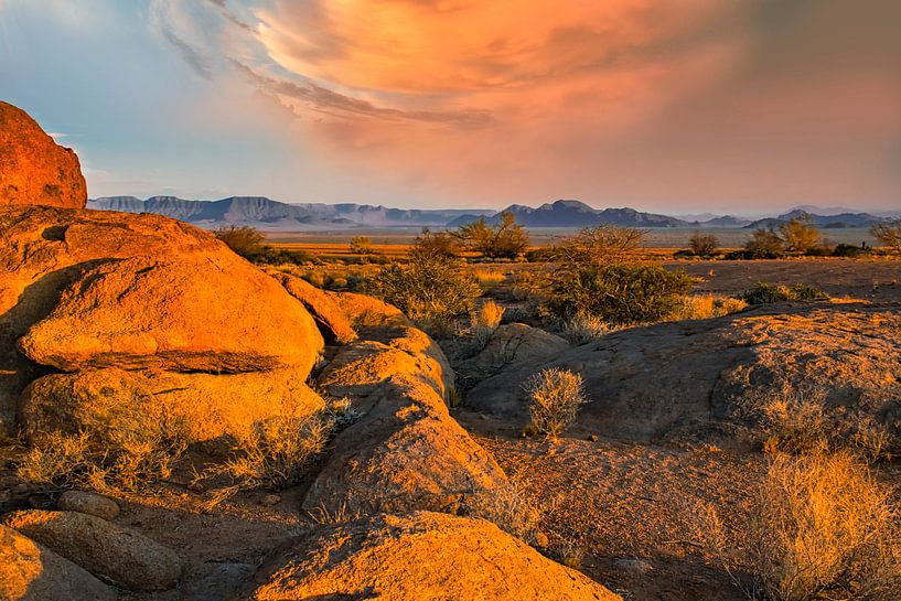 Felsen im Abendlicht in der Namib von Rietje Bulthuis