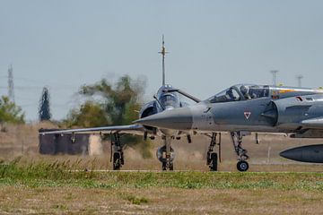 Twee Griekse Mirage 2000's klaar voor take-off. van Jaap van den Berg