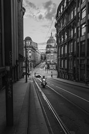 Ochtend in Porto - Rua de 31 de Janeiro in zwart/wit van Bob Slagter