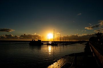 Zonsondergang boven de haven van Olhão, Spanje van Thom Aarden