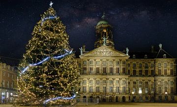 Kerstmis op de Dam in Amsterdam bij nacht in Nederland van Eye on You