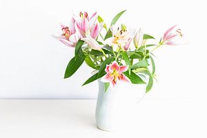 Vase mit rosa Lilien von Anouschka Hendriks