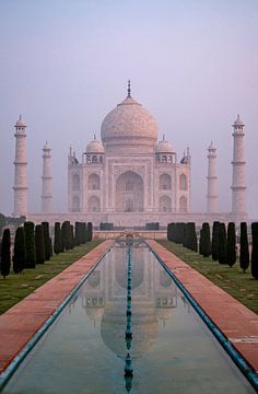 De Taj Mahal bij zonsopgang. van Floyd Angenent