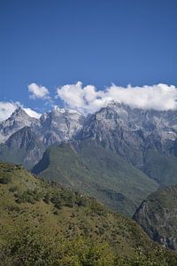 Schneebedeckte Gipfel in der Tiger Leaping Gorge