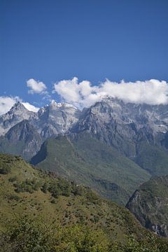 Besneeuwde bergtoppen in Tiger Leaping Gorge van Minimalistiche reisfotografie by.Rieneke