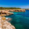 Idyllischer Blick auf die Küste mit Leuchtturm in Porto Colom auf Mallorca von Alex Winter