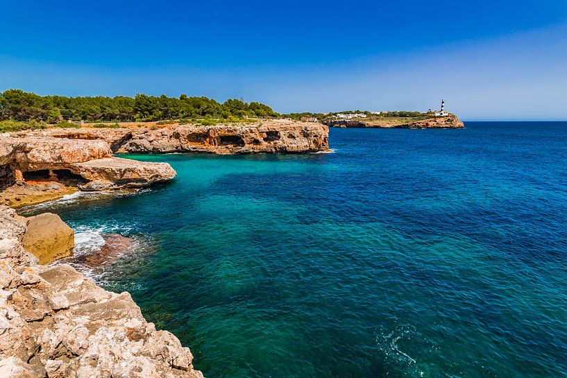 Idyllischer Blick auf die Küste mit Leuchtturm in Porto Colom auf Mallorca von Alex Winter