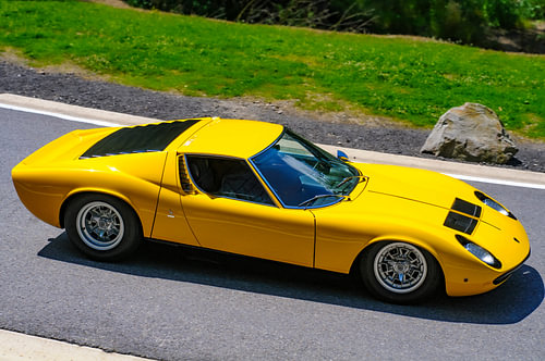 Voiture de sport Lamborghini Miura de couleur jaune vif