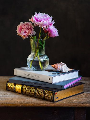 Stilleven van pioenrozen, kunstboeken en een schelp
