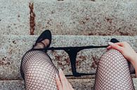Frau sitzt in sexy schwarzen Netzstrümpfen und High Heels mit Höschen von Denny Gruner Miniaturansicht