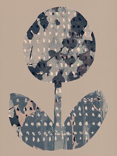 Bloem in grijsblauw en taupe. Wabi- sabi botanische collage.