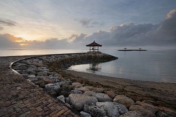 Een bewolkte zonsopkomst in Bali van Anges van der Logt