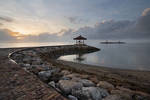 Een bewolkte zonsopkomst in Bali