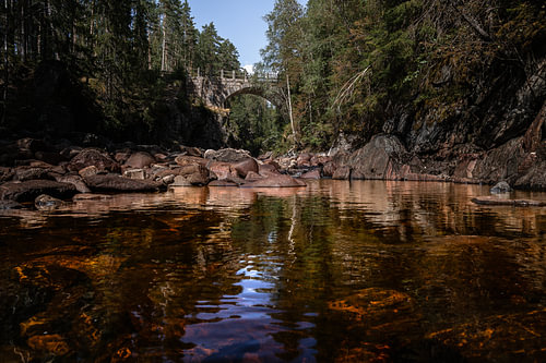 Schwedische Natur – Horizontales Panorama der alten Steinbogenbrücke in der Brattfallet-Schlucht