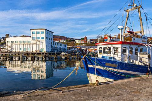 Bateau de pêche dans le port de la ville de Sassnitz, sur l'île de Rügen sur Rico Ködder