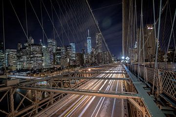 Brücke bei Brooklyn, New York, bei Nacht mit langer Verschlusszeit