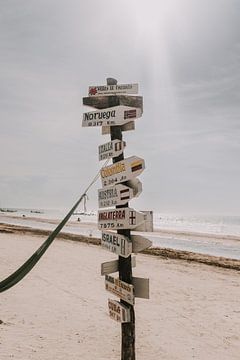 Wegwijs bord | Strand | Mexico | Holbox van Roanna Fotografie