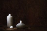 Nature morte minimaliste avec des œufs blancs. par Saskia Dingemans Awarded Photographer Aperçu