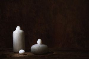 Minimalistic Still life with white eggs. Lange sluitertijd. van Saskia Dingemans Awarded Photographer