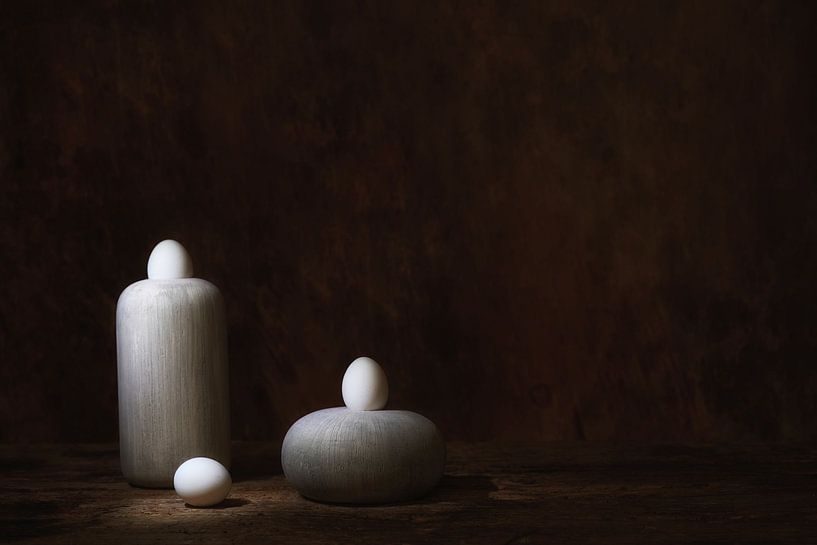 Nature morte minimaliste avec des œufs blancs. par Saskia Dingemans Awarded Photographer