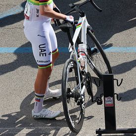 Tadej Pogacar en zijn wereldkampioenen fiets van FreddyFinn