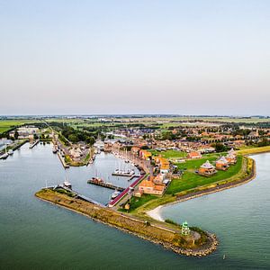 Luchtfoto van de haven van het friese stadje Stavoren van Bert Nijholt