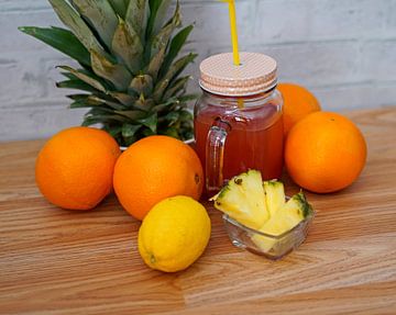Tropische limonade met citroen ananas en sinaasappel