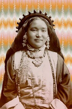 Vintage-Porträt einer bhutanischen Frau in traditioneller Kleidung. Moderne Collage in Retro-Pastell von Dina Dankers