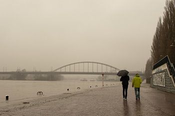 Zwei Wanderer auf halb überflutetem Kai in Arnheim