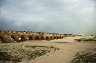 Les ruines d'un ancien aqueduc romain sont recouvertes de sable à Césarée (Israël), sous un ciel d'h par Michael Semenov Aperçu