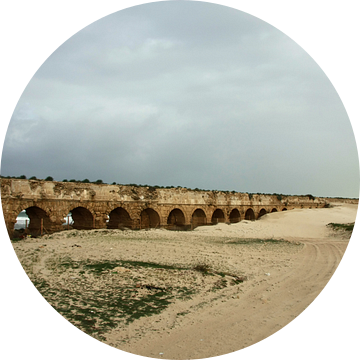 De ruïnes van een oud Romeins aquaduct zijn bedekt met zand in Caesarea (Israël), bedekt met zand on van Michael Semenov
