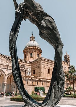 La cathédrale de Palerme à travers une statue. sur Sharon de Groot
