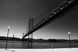 De 25 aprilbrug (Ponte 25 de abril) in Lissabon, Portugal van Lizanne van Spanje