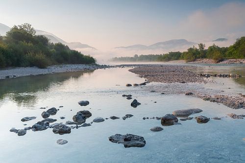 Nebel über dem Fluss