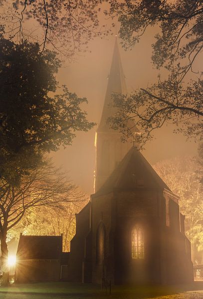 Église illuminée dans le brouillard. par Hans Buls Photography