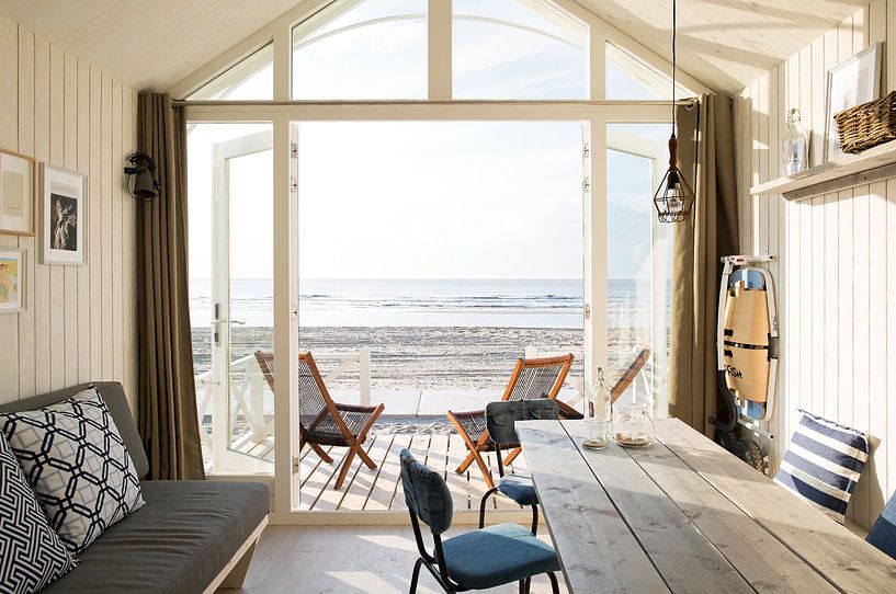 Haags Strandhuisje met uitzicht op zee van Maurice Haak