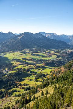 Uitzicht vanaf de Sorgschrofen op de Oberjoch en de Iseler van Leo Schindzielorz