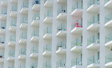 Zomer vakantie toerisme hotel gevel met balkon voorzijde van Alex Winter