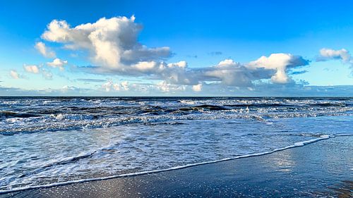 De Noordzee komt aan op het strand