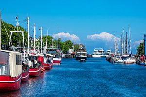 Blick auf den Alten Strom mit Fischkutter in Warnemünde von Rico Ködder