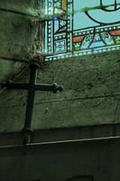 Een kruis in een verlaten kerk