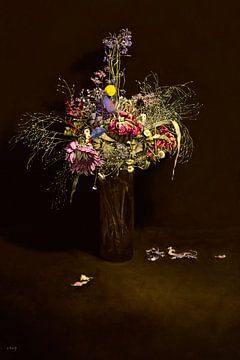 Bouquet dans un vase en verre sur Bram Stoof