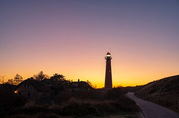 Leuchtturm auf der Insel Schiermonnikoog in den Dünen bei Sonnenuntergang von Sjoerd van der Wal