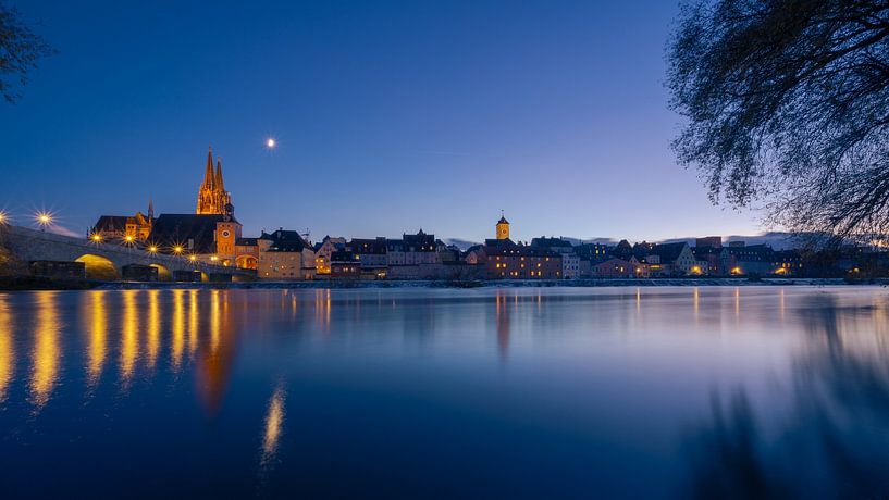 Hochwasser an der Steinernen Brücke in Regensburg, Bayern von Robert Ruidl