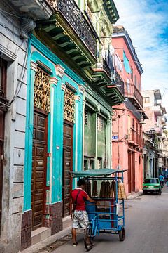 Verkäufer mit Verkaufsstand in Altstadt von Havanna Kuba von Dieter Walther