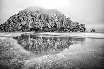 Een monochroom Morro Rock van Joseph S Giacalone Photography